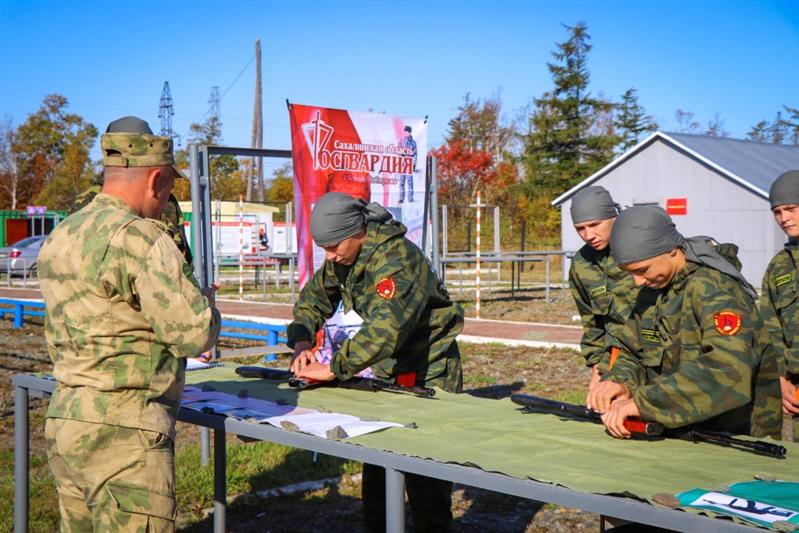 Росгвардейцы Сахалина провели военно-спортивные соревнования для местных школьников (фото)