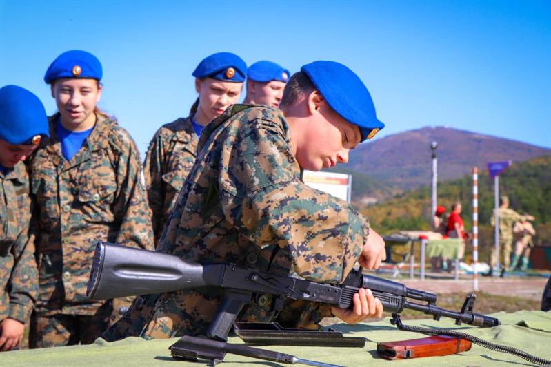 Росгвардейцы Сахалина провели военно-спортивные соревнования для местных школьников (фото)