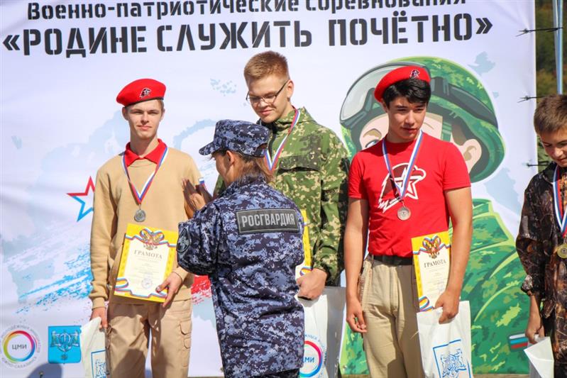 Росгвардейцы Сахалина провели военно-спортивные соревнования для местных школьников (фото)
