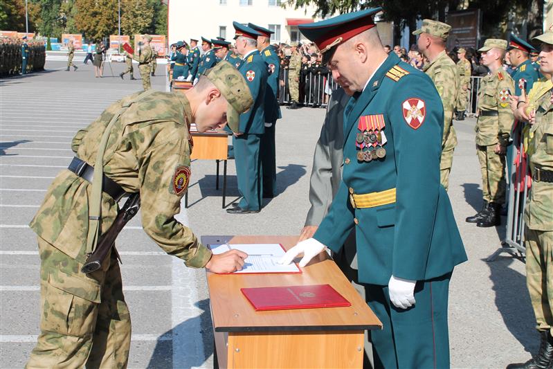 Курсанты первого курса Саратовского военного ордена Жукова Краснознаменного института войск национальной гвардии РФ приняли Военную присягу