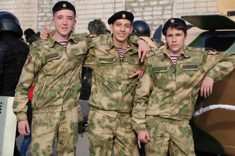Учащиеся профильного класса Росгвардии в Благовещенске торжественно принесли кадетскую клятву