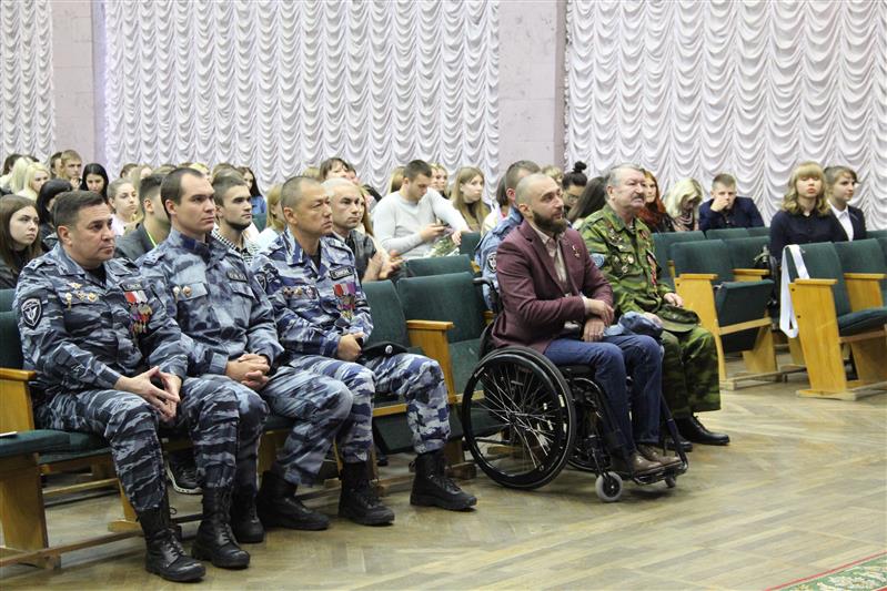 Лучшие студенты одного из университетов Белгорода отмечены именными стипендиями сотрудника ОМОН Героя России Вячеслава Воробьева