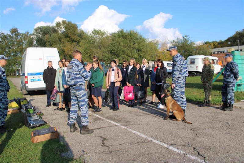 В Ульяновске сотрудники ОМОН Росгвардии  провели Урок мужества для кадет Следственного комитета