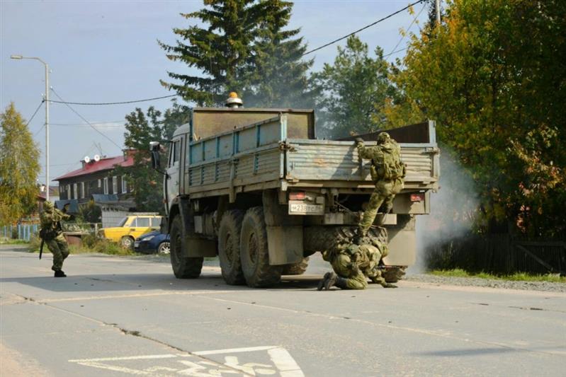  В Югре росгвардейцы организовали выставку оружия времен Великой Отечественной войны и рассказали школьникам о Герое России Анатолии Романове