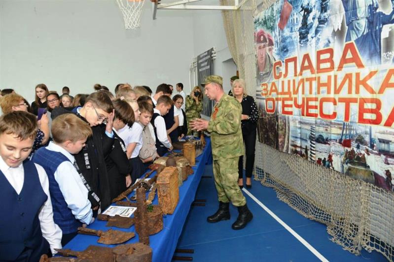  В Югре росгвардейцы организовали выставку оружия времен Великой Отечественной войны и рассказали школьникам о Герое России Анатолии Романове