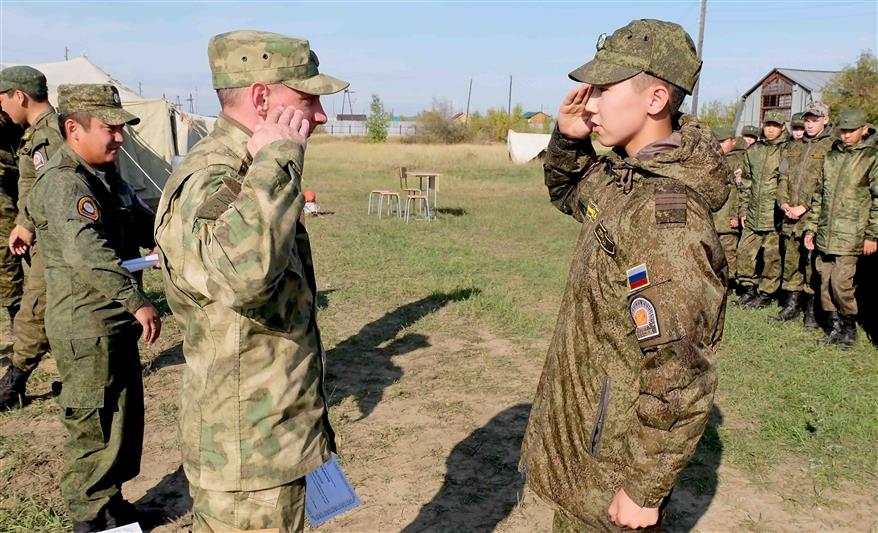 Росгвардейцы провели конкурс в честь 100-летия со дня рождения М.Т. Калашникова в кадетской школе в Якутске