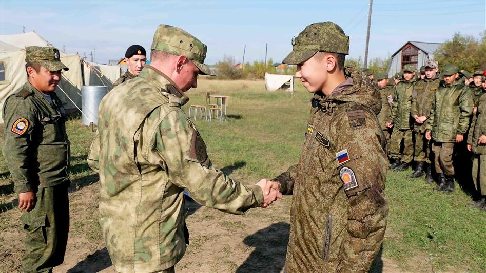 Росгвардейцы провели конкурс в честь 100-летия со дня рождения М.Т. Калашникова в кадетской школе в Якутске