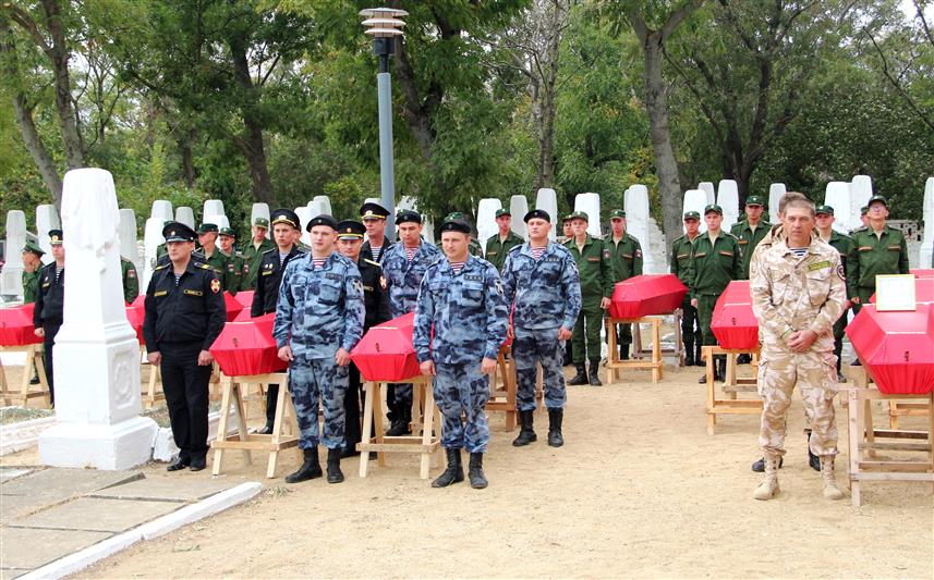 Крымские росгвардейцы присоединились к церемонии перезахоронения останков красноармейцев, погибших при обороне Керчи