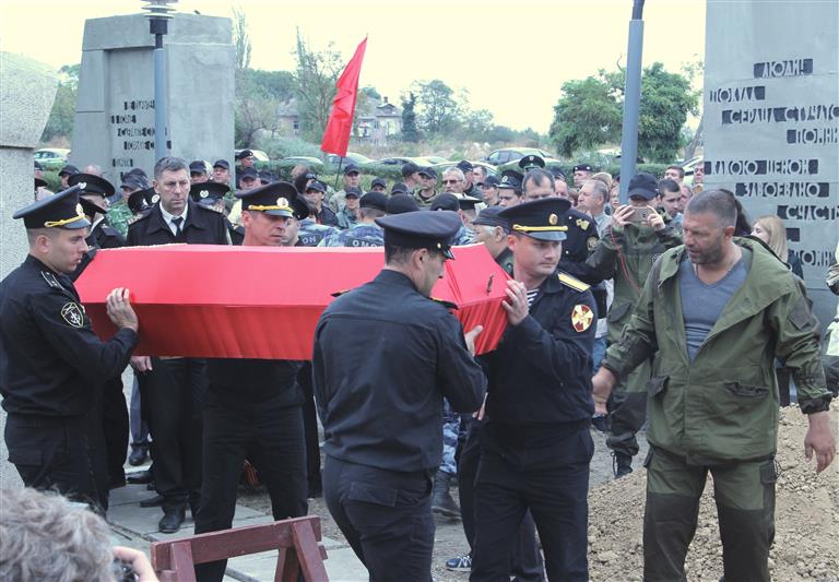 Крымские росгвардейцы присоединились к церемонии перезахоронения останков красноармейцев, погибших при обороне Керчи