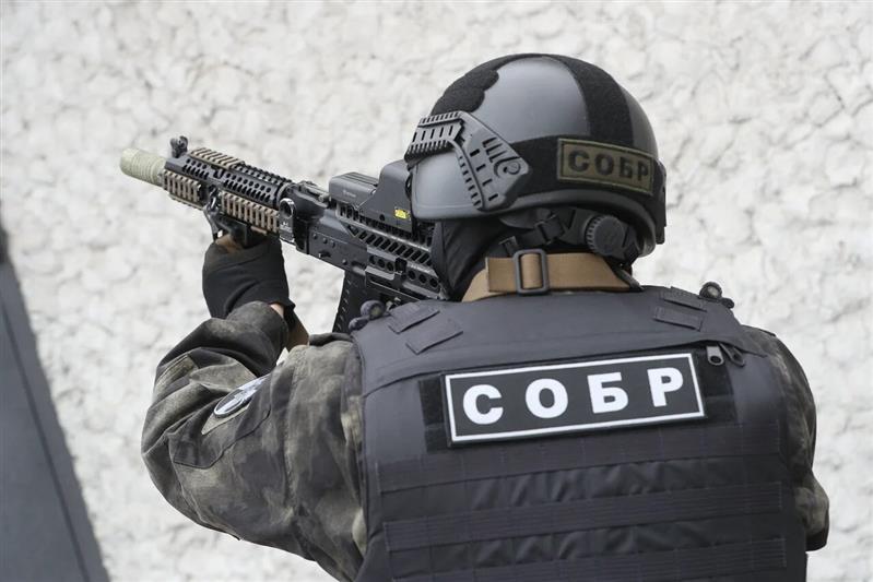 Офицеры калининградского СОБР совместно с полицейскими задержали подозреваемого в крупном поджоге