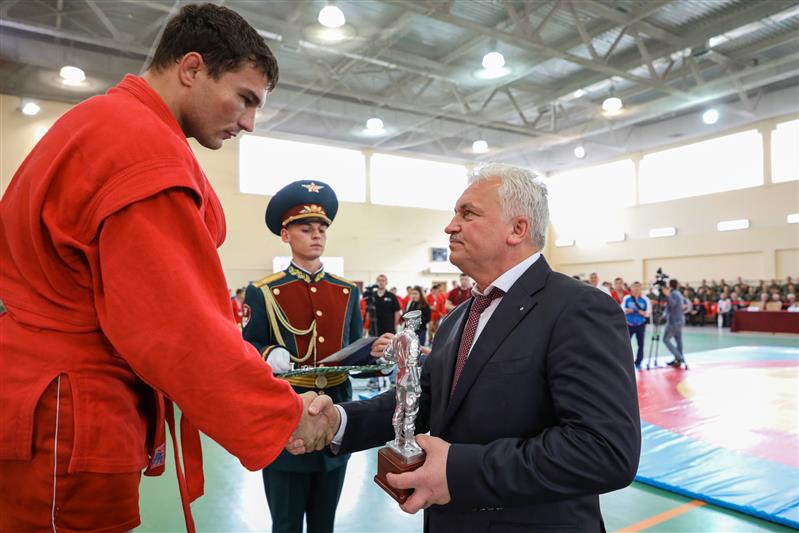 В дивизии имени Ф.Э. Дзержинского наградили победителей и призеров Чемпионата войск национальной гвардии по самбо (боевому самбо) на Кубок Героя России генерал-полковника Анатолия Романова (фото)