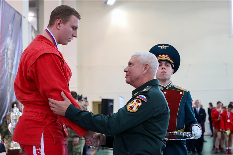 В дивизии имени Ф.Э. Дзержинского наградили победителей и призеров Чемпионата войск национальной гвардии по самбо (боевому самбо) на Кубок Героя России генерал-полковника Анатолия Романова (фото)