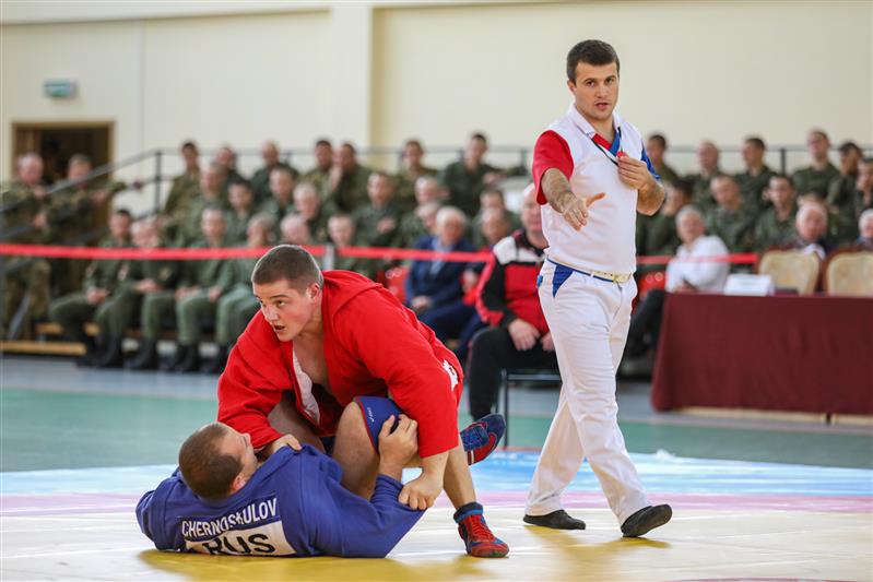 В дивизии имени Ф.Э. Дзержинского наградили победителей и призеров Чемпионата войск национальной гвардии по самбо (боевому самбо) на Кубок Героя России генерал-полковника Анатолия Романова (фото)