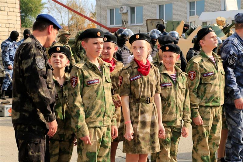 Учащиеся профильного класса Росгвардии в Благовещенске торжественно принесли кадетскую клятву