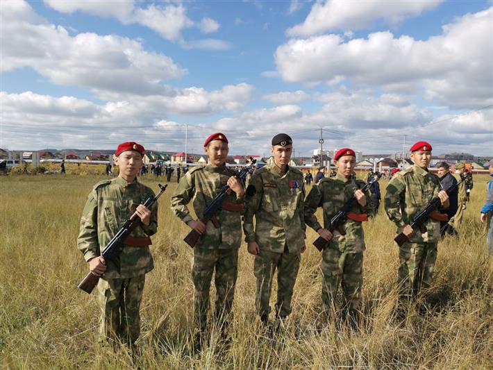 Ветераны Росгвардии организовали выставку военной техники в рамках закладки парка Победы в Якутске (фото)