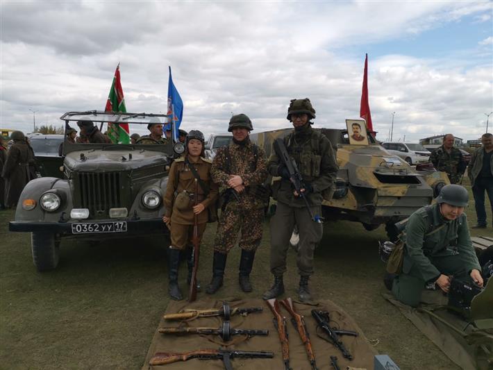 Ветераны Росгвардии организовали выставку военной техники в рамках закладки парка Победы в Якутске (фото)