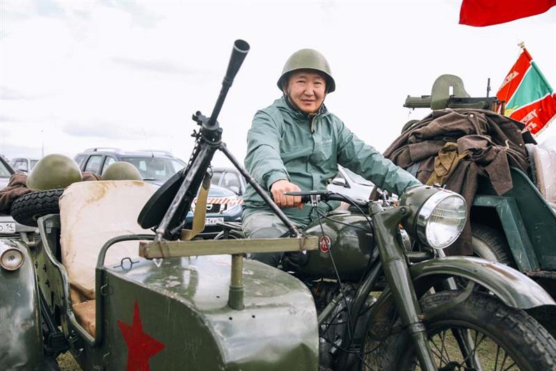 Ветераны Росгвардии организовали выставку военной техники в рамках закладки парка Победы в Якутске (фото)