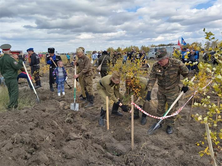 Ветераны Росгвардии организовали выставку военной техники в рамках закладки парка Победы в Якутске (фото)