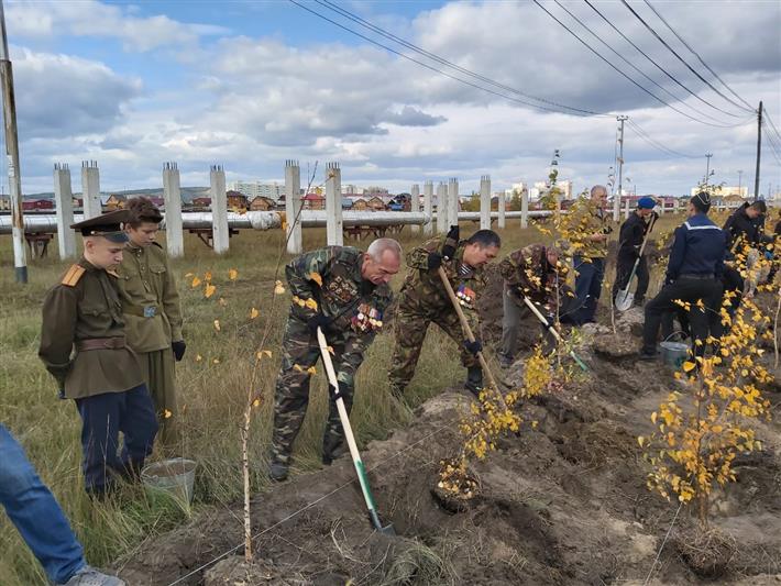 Ветераны Росгвардии организовали выставку военной техники в рамках закладки парка Победы в Якутске (фото)