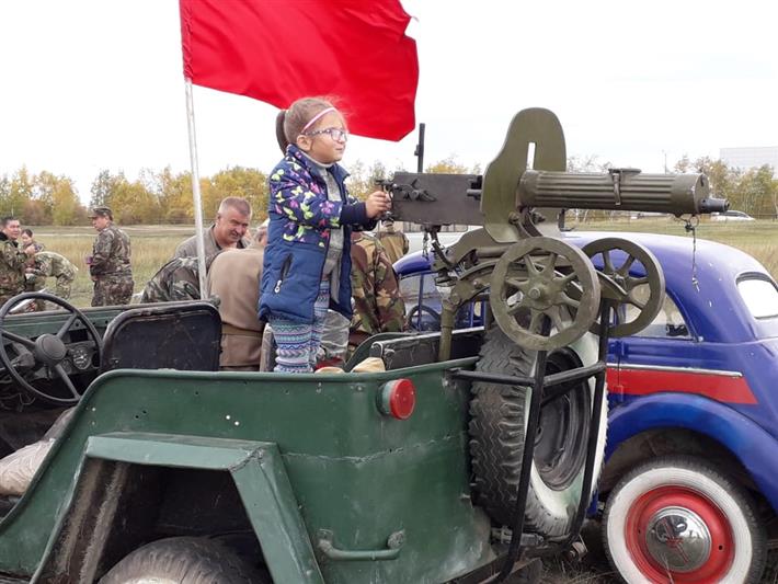 Ветераны Росгвардии организовали выставку военной техники в рамках закладки парка Победы в Якутске (фото)