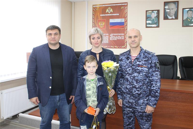 Начальник пермского краевого управления Росгвардии и руководитель благотворительного фонда «Защитник счастья» поздравили детей погибших правоохранителей с началом учебного года