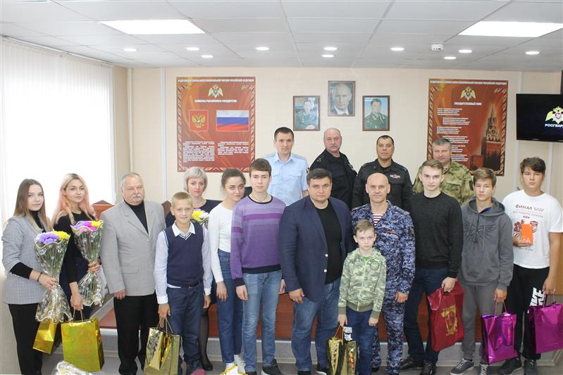 Начальник пермского краевого управления Росгвардии и руководитель благотворительного фонда «Защитник счастья» поздравили детей погибших правоохранителей с началом учебного года