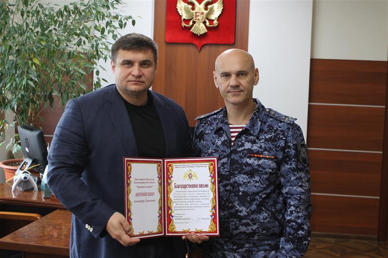 Начальник пермского краевого управления Росгвардии и руководитель благотворительного фонда «Защитник счастья» поздравили детей погибших правоохранителей с началом учебного года