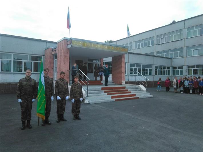 Курсанты Новосибирского военного института Росгвардии поздравили учащихся подшефных школ с Днем знаний