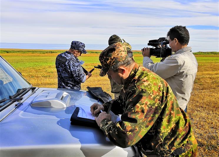 Астраханские журналисты приняли участие в профилактическом рейде Росгвардии, посвященном открытию сезона охоты в регионе (видео)