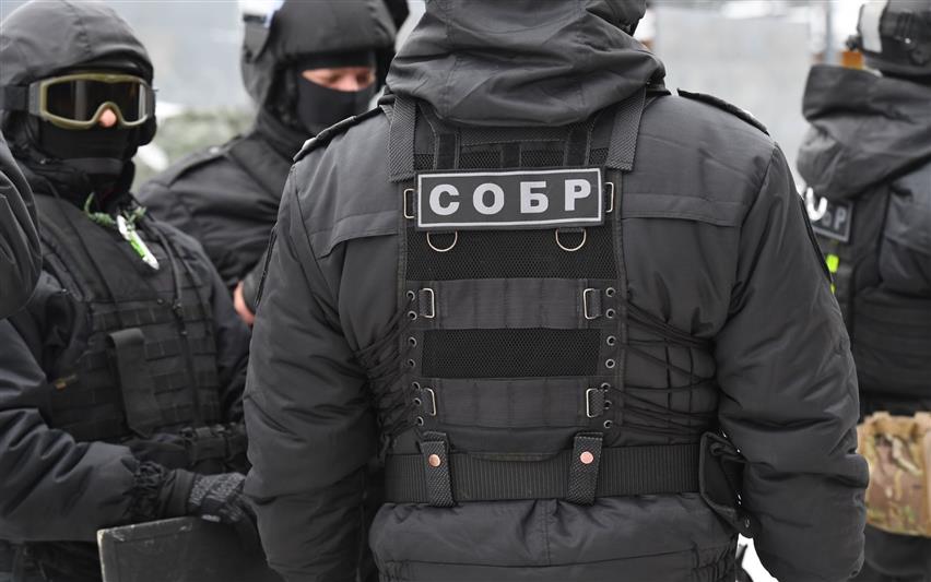 Офицеры мурманского СОБР задержали подозреваемого в квартирной краже