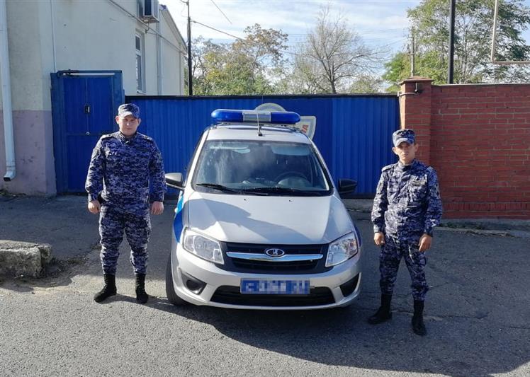 В Темрюке росгвардейцы оказали помощь водителю такси, у которого загорелось транспортное средство