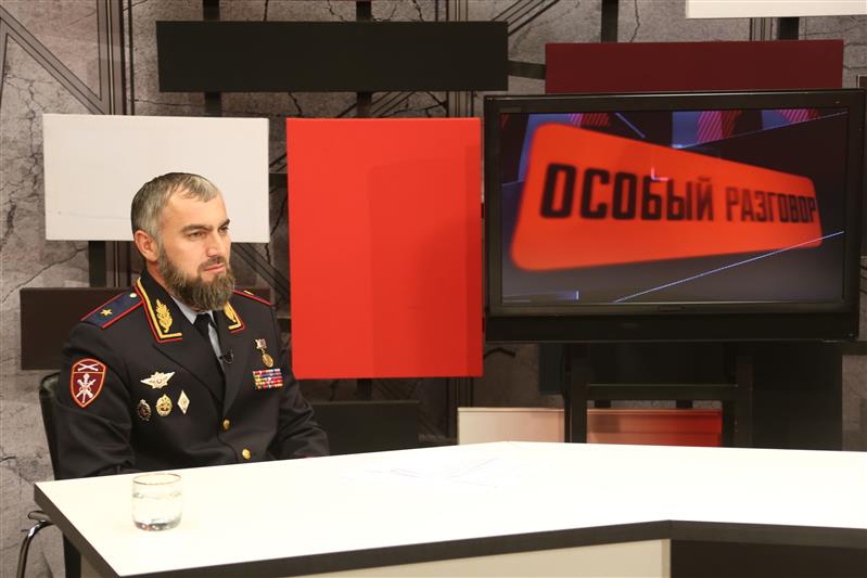 На вопросы жителей Чеченской Республики в прямом эфире ЧГТРК «Грозный» ответил руководитель тероргана Росгвардии