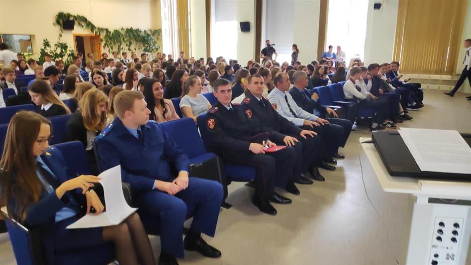 В Уральском округе росгвардейцы напомнили школьникам и студентам правила антитеррористической безопасности (видео)