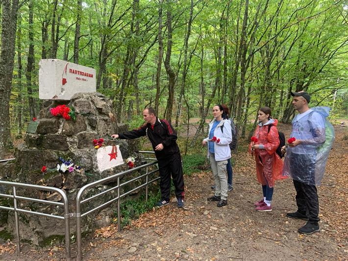 Сотрудники Росгвардии посетили места партизанской славы Южного берега Крыма