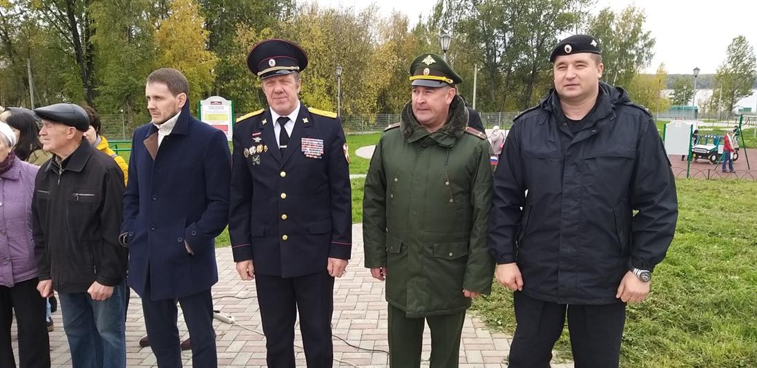 Офицеры череповецкого ОМОН поздравили юных земляков с посвящением в юнармейцы