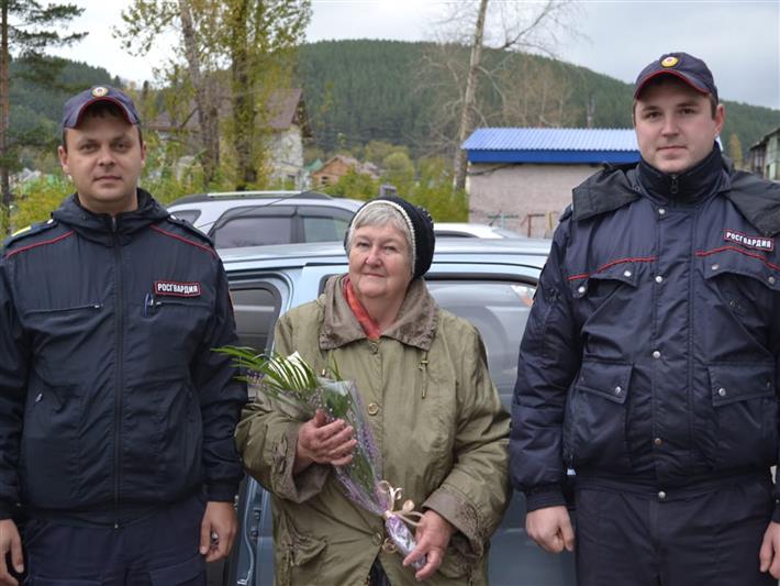 Росгвардейцы поздравили с Днем пожилого человека  пенсионерку, которой накануне вернули похищенный автомобиль  
