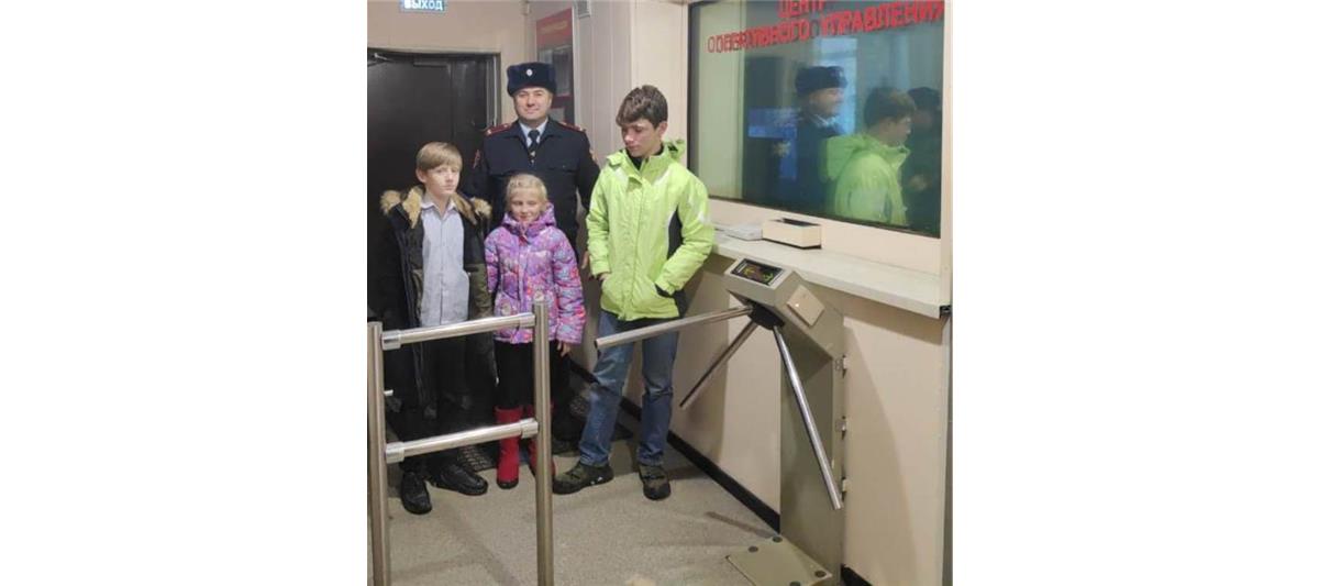 Семья участников всероссийского проекта «Дети-герои» побывала в гостях у нижневартовских росгвардейцев