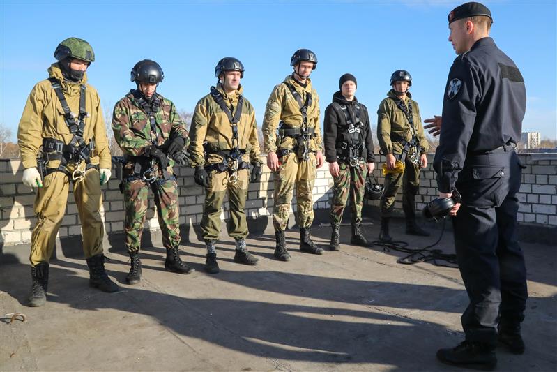 Бойцы нижегородского ОМОН на транспорте отметили День отряда на полосе препятствий (фото, видео)