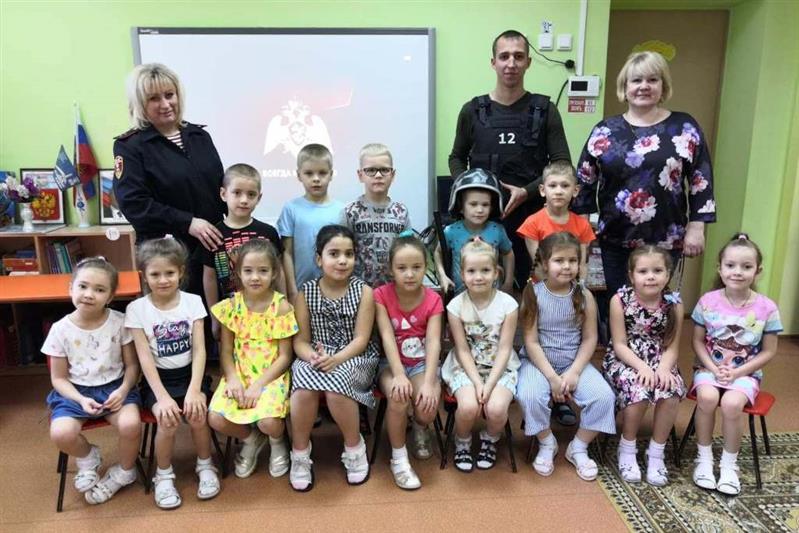 Воспитанники дошкольных образовательных учреждений ХМАО - Югры познакомились со службой сотрудников вневедомственной охраны