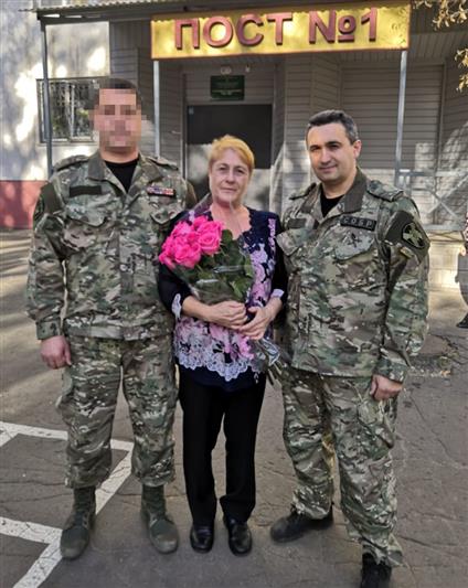 Офицеры липецкого СОБР поздравили маму погибшего сослуживца
