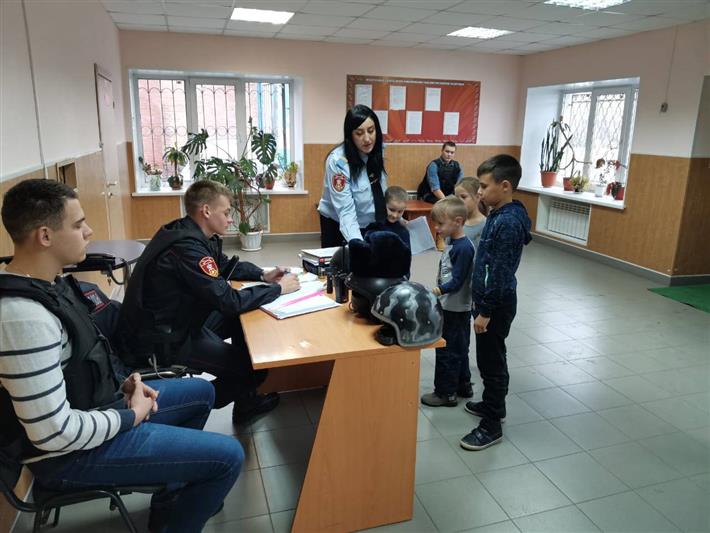 Накануне профессионального праздника сотрудники томской вневедомственной охраны провели День открытых дверей для детей