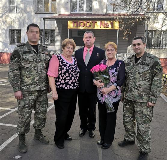 Офицеры липецкого СОБР поздравили маму погибшего сослуживца