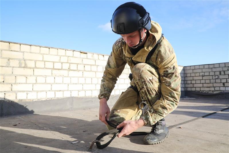 Бойцы нижегородского ОМОН на транспорте отметили День отряда на полосе препятствий (фото, видео)