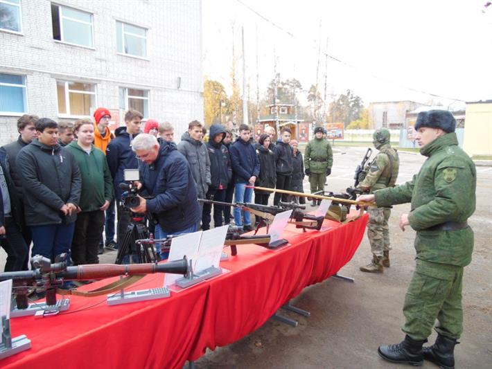 Военнослужащие Росгвардии провели день призывника для студентов сосновоборского колледжа