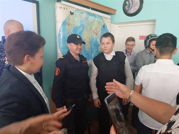 Сотрудники вневедомственной охраны Росгвардии рассказали ямальским школьникам о своей службе в условиях Арктики