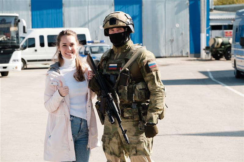В профессиональный праздник бойцы ОМОН продемонстрировали своё мастерство тульским журналистам (фото, видео)