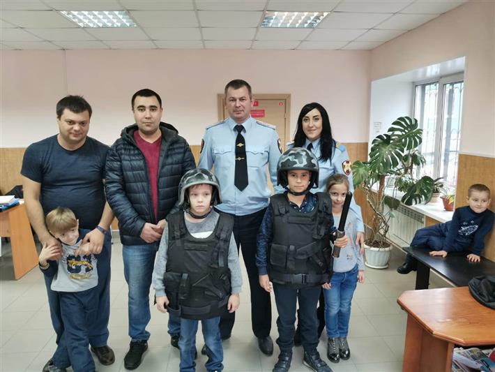 Накануне профессионального праздника сотрудники томской вневедомственной охраны провели День открытых дверей для детей