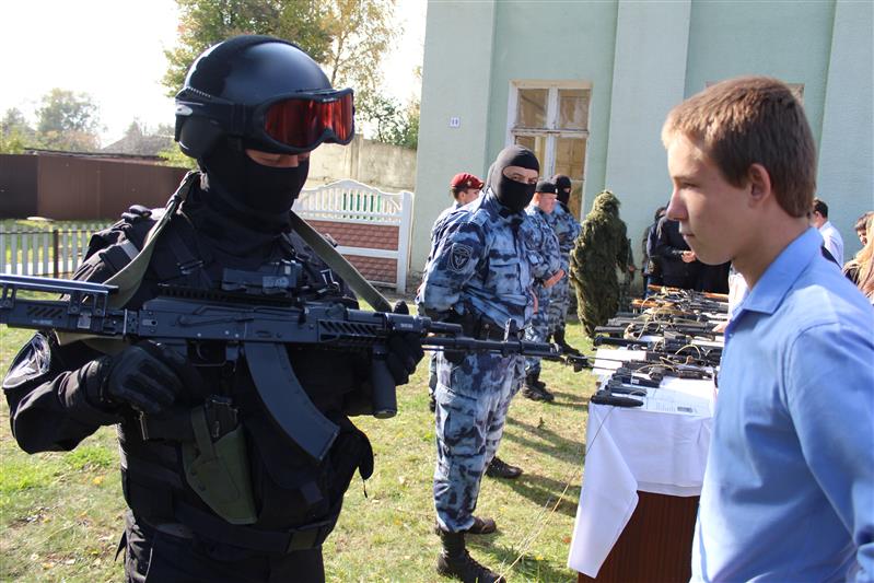 Школьники отдаленного района Курской области ознакомились с деятельностью Росгвардии