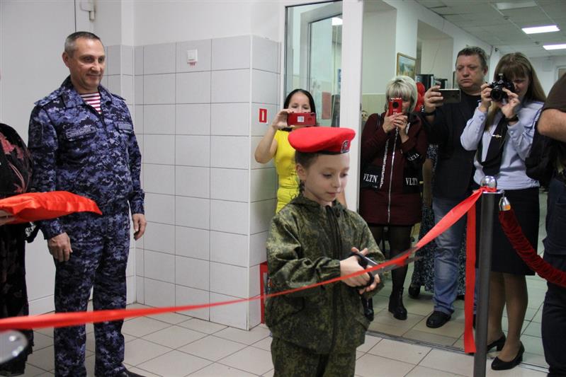 Накануне профессионального праздника Росгвардейцы открыли в подшефной самарской школе комнату истории вневедомственной охраны