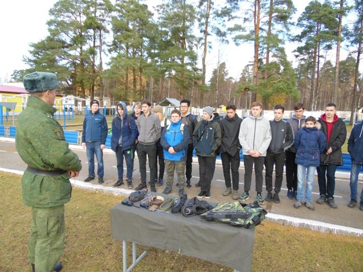 Военнослужащие Росгвардии провели день призывника для студентов сосновоборского колледжа